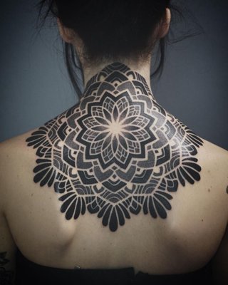  Tatouage mandala sur la nuque et le haut du dos